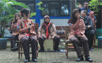 MANFAATKAN TAMAN SEKOLAH UNTUK KEGIATAN RUTIN BERNYANYI