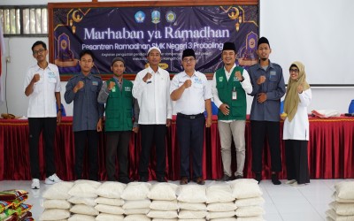 PEMBAGIAN ZAKAT FITRAH KEPADA SISWA DAN MASYARAKAT SEKITAR SMKN 3 PROBOLINGGO